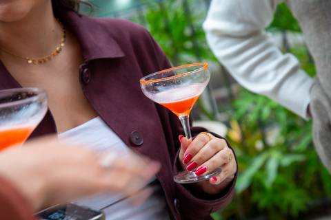 Plano fechado em drink refrescante e colorido servido no lançamento de verão da Westwing. (P.arador, São Paulo, Fotos Bruno Arita)'