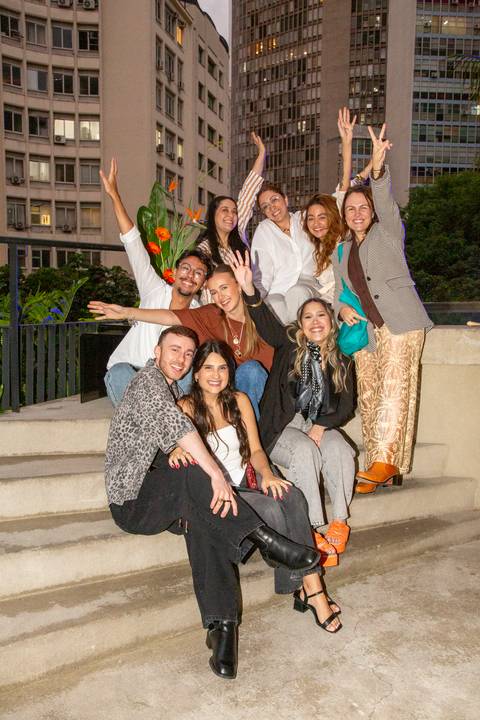 Equipe Westwing comemorando o sucesso do evento de braços erguidos no bar P.arador. (São Paulo, Fotos Bruno Arita)'
