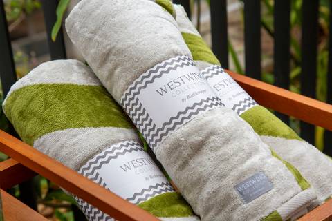 Plano fechado em toalhas de banho da nova coleção Westwing e Buddemeyer enroladas com identificação das marcas. (Verão 2026, Fotos Bruno Arita)'