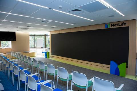 Plano aberto do auditório da MetLife em São Paulo, destacando a estrutura do palco e a ambientação para o início do evento da Agência Inside. (Evento Corporativo, Fotos Bruno Arita)'