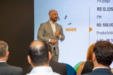Plano médio de Alex Karam gesticulando com autoridade durante o Kick-off estratégico da Agência Inside. (MetLife SP, Fotos Bruno Arita)'