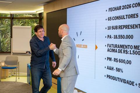 Alex Karam recebendo o diretor da MetLife no palco para o início da fala institucional. (Kick-off Agência Inside, Fotos Bruno Arita)'