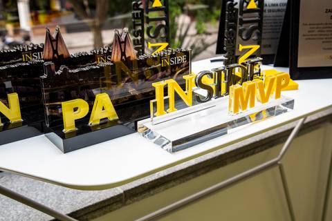 Plano fechado dos troféus de cristal da premiação Agência Inside, prontos para a entrega aos destaques do ano. (MetLife SP, Fotos Bruno Arita)'