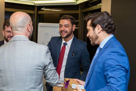 Participantes sendo premiados com caixas de vinho exclusivas entregues por Alex Karam. (Evento MetLife SP, Fotos Bruno Arita)'