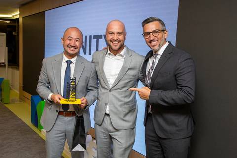 Wilson Arita posando para foto com Alex Karam e participante durante a cerimônia de premiação. (Agência Inside, Fotos Bruno Arita)'