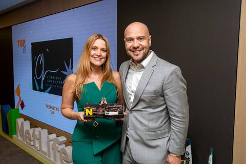 Alex Karam posando com participante premiada no palco do Kick-off 2026. (MetLife SP, Fotos Bruno Arita)'