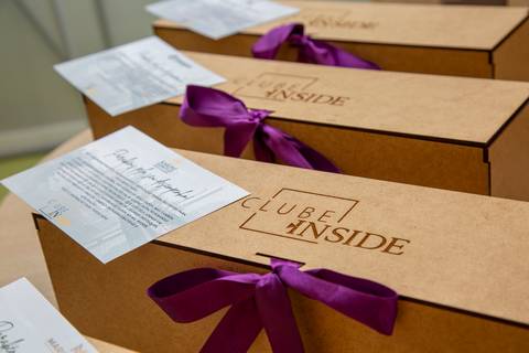 Plano detalhe das caixas de vinhos personalizadas do Clube Inside e flyers com dedicatórias para os premiados. (Evento Corporativo, Fotos Bruno Arita)'