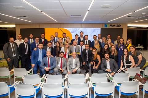 Foto posada oficial de encerramento em frente ao telão com todos os participantes do evento reunidos. (Equipe Agência Inside, Fotos Bruno Arita)'