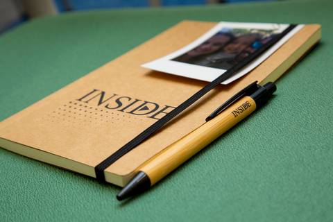 Bloco de notas estilo moleskine e caneta personalizados da Agência Inside com foto polaroid presa ao elástico. (Detalhes do Evento, Fotos Bruno Arita)'