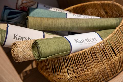 Panos enrolados em cesta com embalagem personalizada da Karsten em plano detalhe. (Fotos Bruno Arita)'