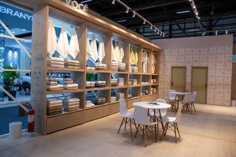 Perspectiva lateral da área de atendimento e exposição de produtos da Karsten na ABUP Show. (Distrito Anhembi, Fotos Bruno Arita)'