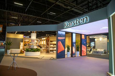 Plano aberto da fachada do estande da Karsten na ABUP Show 2026, destacando a estrutura suspensa que une as duas esquinas no Distrito Anhembi. (São Paulo, Fotos Bruno Arita)'