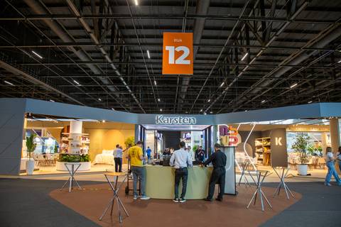 Plano aberto frontal das entradas do estande na rua 12, com vista para o café em frente no pavilhão. (ABUP Show 2026, Fotos Bruno Arita)'