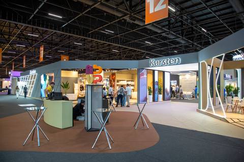 Visão angular das entradas do estande da Karsten e área de convivência no Distrito Anhembi. (Fotos Bruno Arita)'