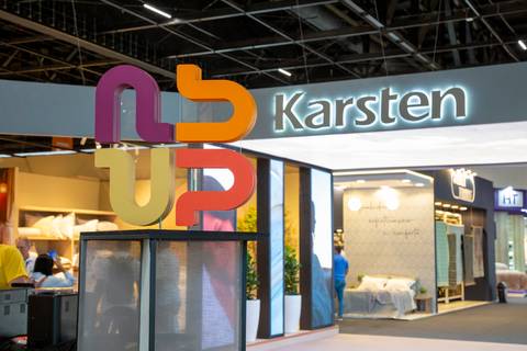 Logo da ABUP Show em primeiro plano com a estrutura suspensa da logo Karsten cruzando a rua do pavilhão. (Fotos Bruno Arita)'