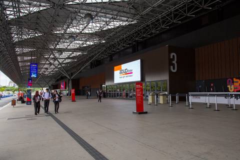 Entrada da ABUP Show no Distrito Anhembi, com telão ao fundo exibindo a marca do evento e fluxo de pessoas. (Fotos Bruno Arita)'