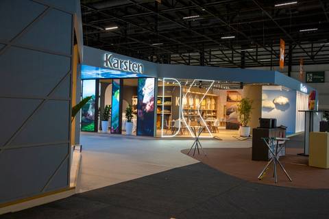 Visão da rua do pavilhão mostrando a engenharia do estande da Karsten com o logotipo da marca em balanço. (ABUP Show 2026, Distrito Anhembi, Fotos Bruno Arita)'