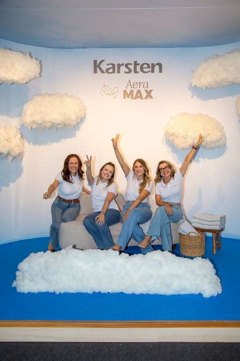 Equipe feminina da Karsten comemorando no espaço instagramável de nuvens. (Cultura Corporativa, Fotos Bruno Arita)'