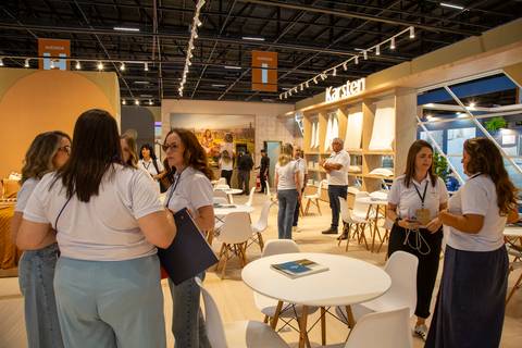 Plano aberto mostrando a equipe da Karsten posicionada na área de atendimento para receber clientes. (ABUP Show 2026, Fotos Bruno Arita)'