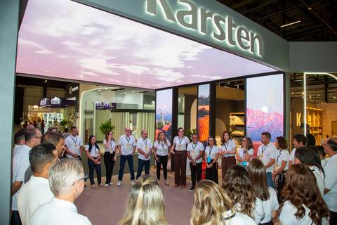 Roda de reunião da equipe Karsten sob a logo suspensa na rua do pavilhão para início das atividades. (Fotos Bruno Arita)'