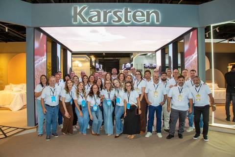 Foto oficial da equipe Karsten posada sob a estrutura da logo na passagem da rua. (Distrito Anhembi, Fotos Bruno Arita)'