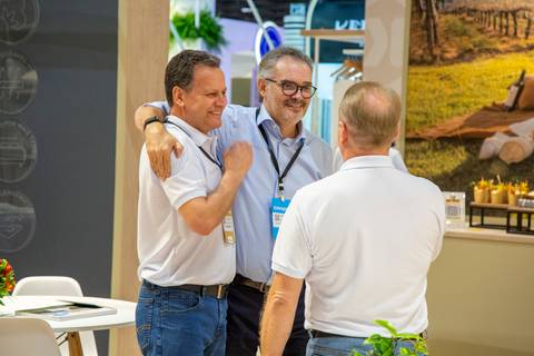 CEO da Karsten cumprimentando a equipe em momento de celebração e alegria. (Liderança, Fotos Bruno Arita)'