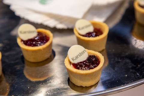 Plano detalhe de doce de goiabada com chocolate personalizado com a marca Karsten. (Experiência do Cliente, Fotos Bruno Arita)'