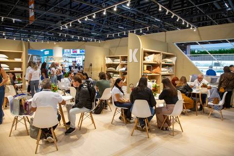 Plano aberto da área de atendimento da Karsten com todas as mesas ocupadas por clientes. (Sucesso de Evento, Fotos Bruno Arita)'