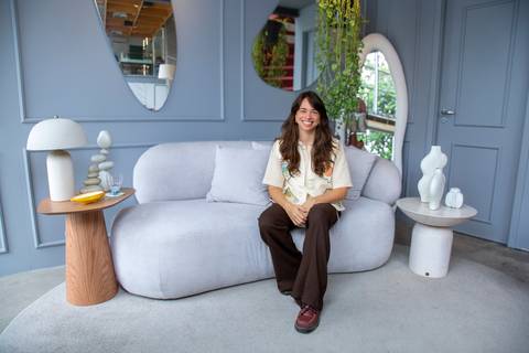 A arquiteta Clara Nahas sorrindo em cenário de design de interiores na Westwing Vila Madalena. Fotografia de retrato por Bruno Arita.'