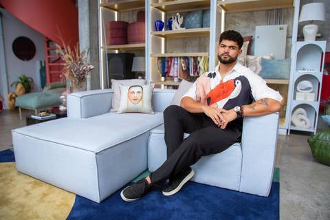 João Gabriel em ambiente de arquitetura contemporânea na Westwing Vila Madalena, São Paulo. Registro editorial por Bruno Arita.'