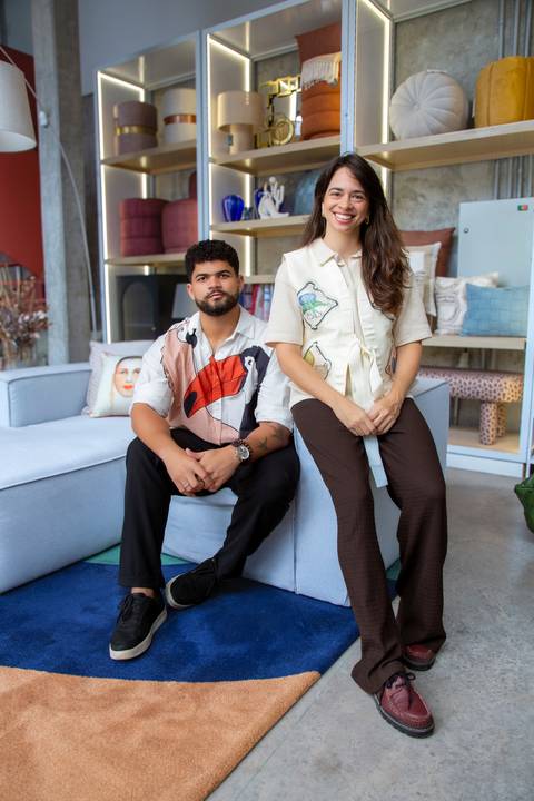 Retrato editorial dos arquitetos Clara Nahas e João Gabriel em cenário com estantes de decoração da Westwing. Registro profissional por Bruno Arita.'