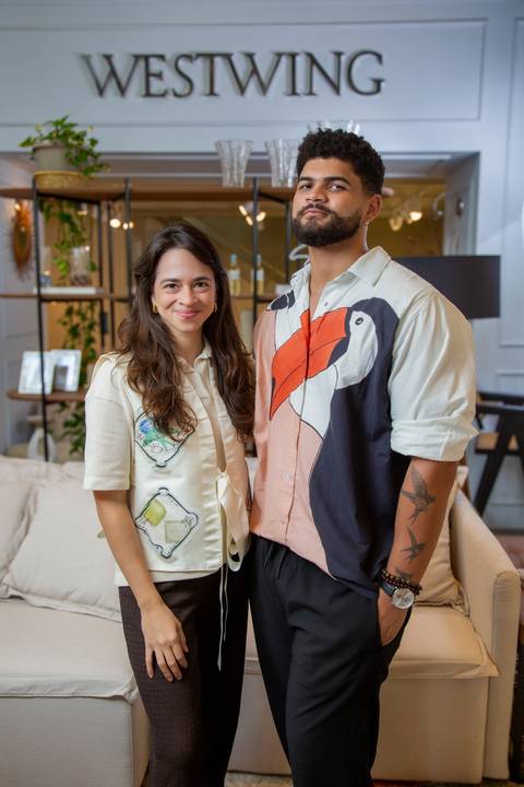 Os embaixadores Clara Nahas e João Gabriel posando à frente do logotipo da Westwing em São Paulo. Foto de editorial corporativo por Bruno Arita.'