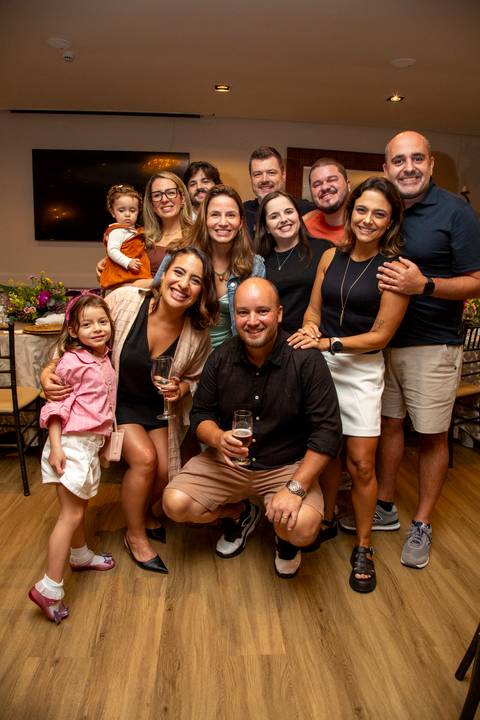 Foto posada de Maria e Lucas com convidados no salão do almoço do Baby Beef Jardim. Registro profissional por Bruno Arita.'