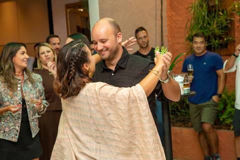 Lucas e Maria dançando à frente de convidados em momento de alegria e amor em Santo André. Foto por Bruno Arita.'