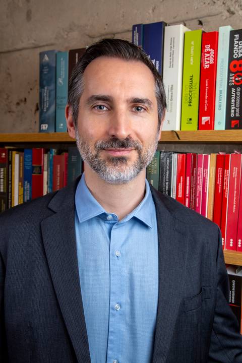 João Paulo em pose natural, destacando a essência e autenticidade do autor. Registro por Bruno Arita'