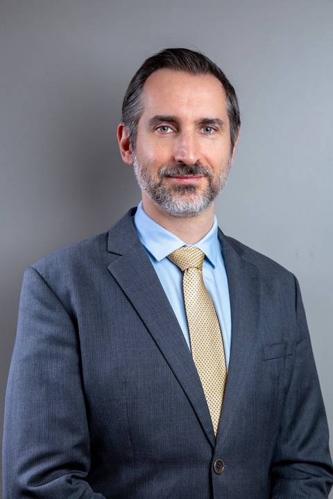 João Paulo posando naturalmente em ambiente corporativo, transmitindo confiança e experiência profissional. Registro por Bruno Arita'