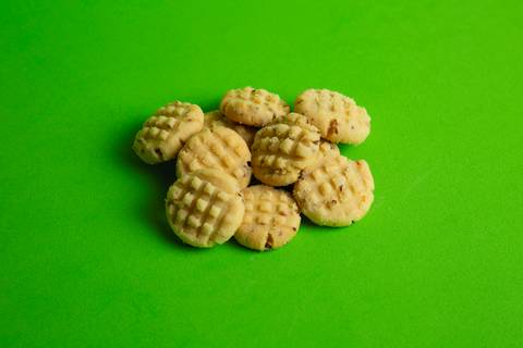 Fotografia lifestyle de biscoitos caseiros espalhados, resgatando a tradição familiar e o aspecto artesanal. Registro por Bruno Arita.'