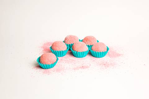 Conjunto de 6 brigadeiros bicho de pé (morango) com cobertura de açúcar cristal, ideal para cardápios digitais. Foto por Bruno Arita.'