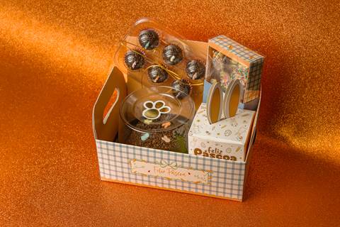 Composição de cesta de Páscoa montada com mini vulcão, kit de brigadeiros, barra e biscoitos. Foto por Bruno Arita.'