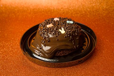 Mini bolo vulcão de brigadeiro com decoração temática de Páscoa, destacando a fluidez do recheio. Foto por Bruno Arita.'