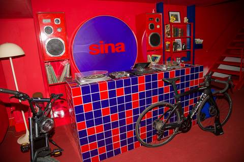 Fachada do Sina Café nos Jardins com decoração de bicicletas e mesa de DJ para evento lifestyle. Foto por Bruno Arita.'