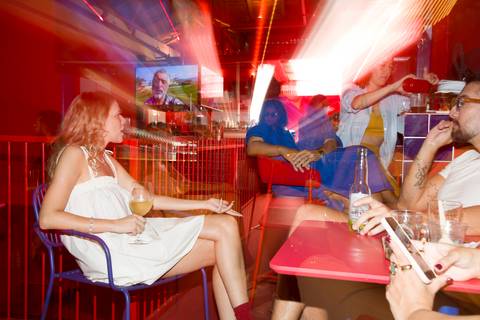 Foto artística com técnica de puxada de zoom e longa exposição em aniversário editorial. Autoria: Bruno Arita.'