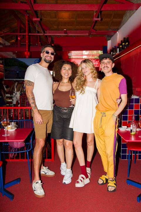 Erika posando com convidados em celebração de 30 anos com estilo urbano. Fotografia: Bruno Arita.'