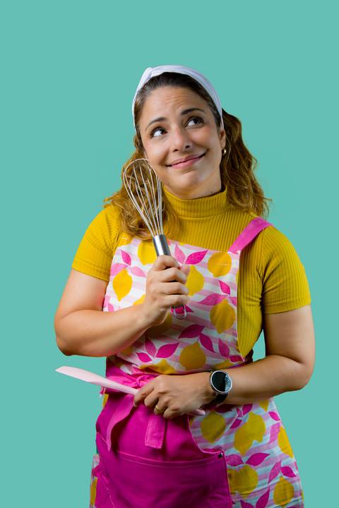 Pose estratégica de Renata Mendes com fouet, equilibrando profissionalismo sério com a leveza do setor de alimentação. Foto por Bruno Arita.'