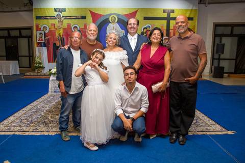 Fotografia posada do casal com seus familiares na Paróquia Santa Suzana, no Morumbi. Registro por Bruno Arita.'