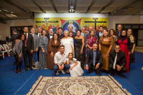 Retrato oficial do casal posando junto com os membros da comunidade neocatecumenal da Santa Suzana. Autoria: Bruno Arita.'