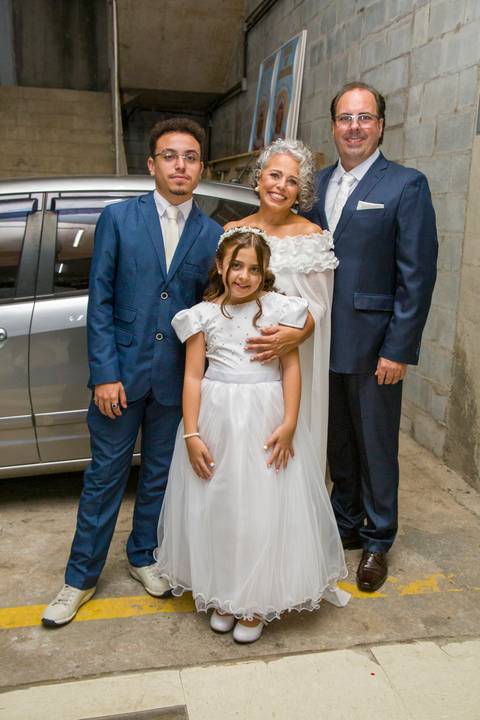 Foto da família reunida no estacionamento da Paróquia Santa Suzana em São Paulo antes do início do casamento. Foto por Bruno Arita.'