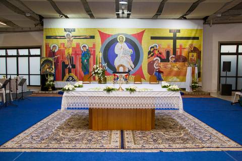 Visão frontal da mesa decorada ao fundo na Paróquia Santa Suzana para o casamento de Danilo e Tabatha. Registro por Bruno Arita.'