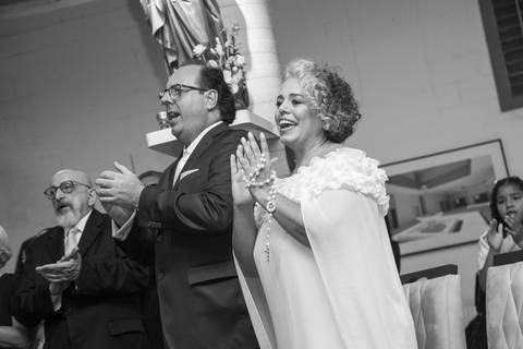 Noivo Danilo e noiva Tabatha cantando e louvando em momento feliz de fé. Fotografia em preto e branco por Bruno Arita em São Paulo.'