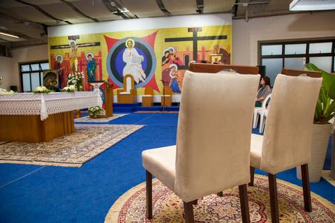 Duas cadeiras em primeiro plano para os noivos com vista do altar ao fundo na Paróquia Santa Suzana. Fotografia: Bruno Arita.'